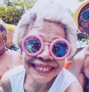 femme-senior-avec-lunettes